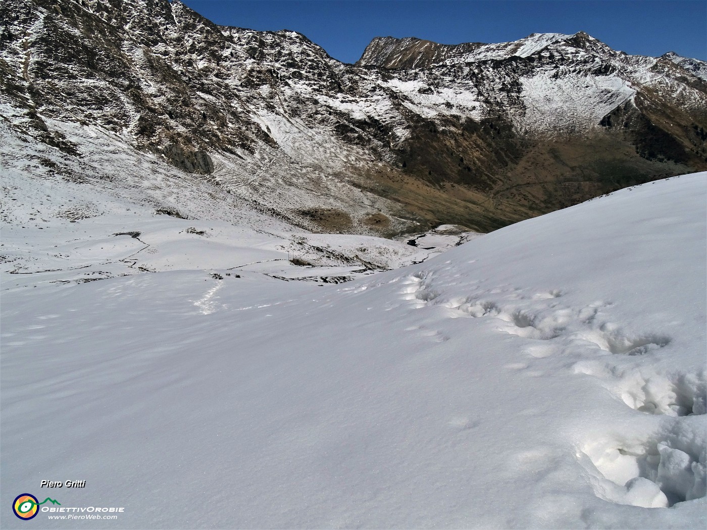 29 Seguendo profondi affondi nella neve in discesa verso il vallone di risalita alla Forcella Rossa sul sent. 101.JPG -                                